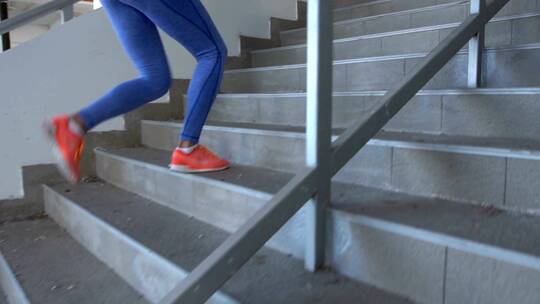 运动女孩健身爬楼梯