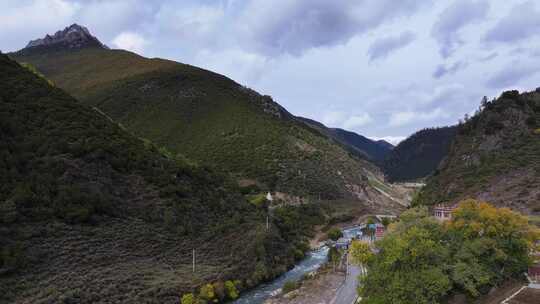 航拍四川甘孜措普沟景区秋色风光