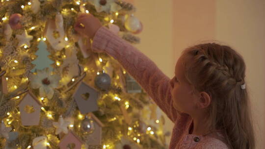 装饰圣诞树的小女孩