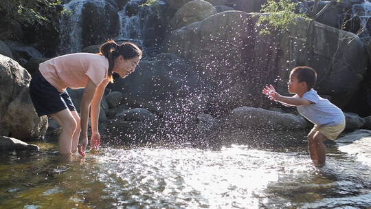 亚洲中国人母子双脚赤脚嬉戏玩耍玩水特写