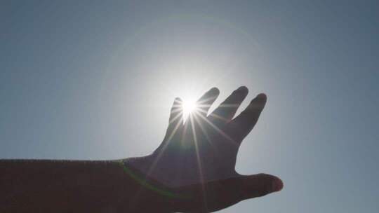 手触摸太阳祈求希望加油打气明天更好