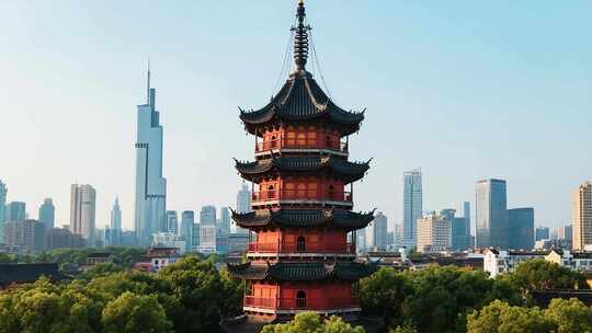 城市中古建筑塔楼与现代建筑景观