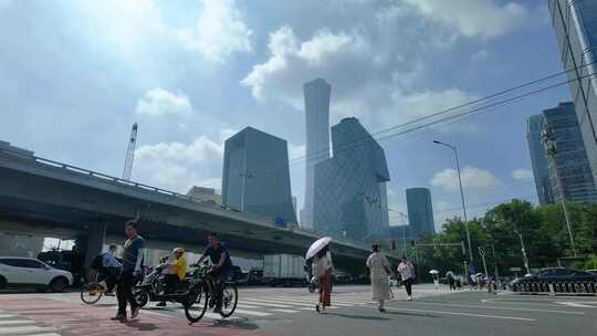 北京早高峰路口上班人流