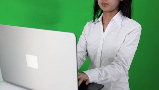 公司美女白领上班电脑打字办公绿幕抠图素材