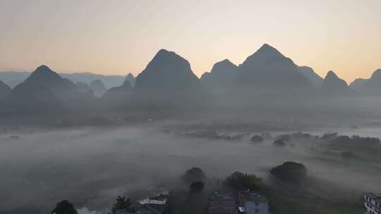 广西桂林阳塑兴坪古镇日出