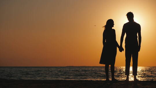 情侣站在海边的剪影