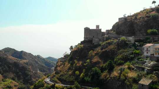 无人机从意大利西西里岛萨沃卡城堡上空升起，隐藏在山里