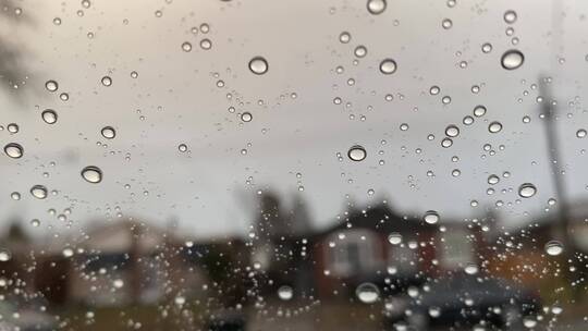 唯美雨景雨滴拍打在玻璃上