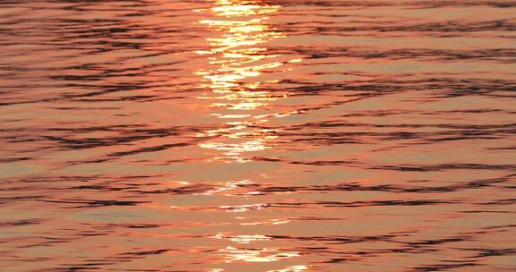 夕阳下傍晚金色水面波光粼粼