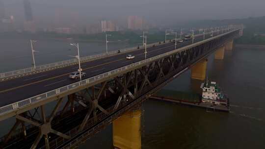 围绕航拍轮船穿过武汉长江大桥
