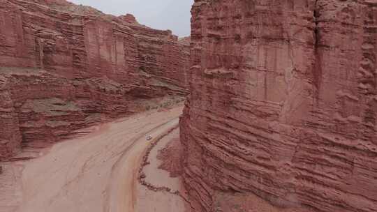 航拍越野车行驶在新疆温宿大峡谷中