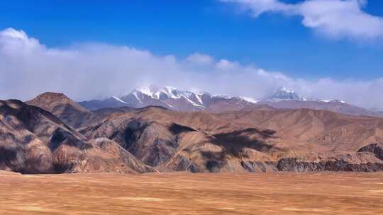 帕米尔高原的雪山美景