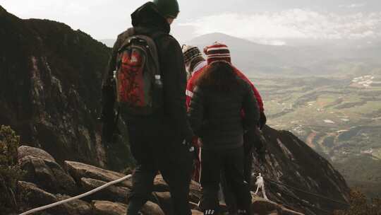 山顶上的徒步旅行者视频素材模板下载