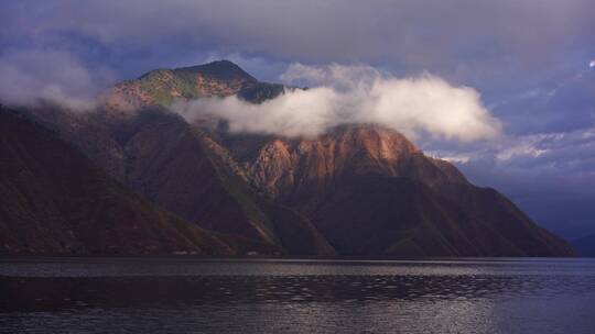 江面行船沿途风景光照大山