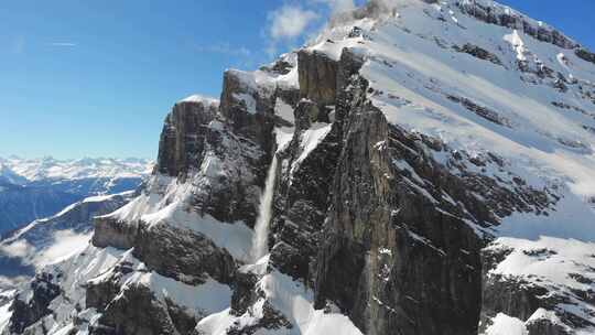 航拍被大雪覆盖的山峰