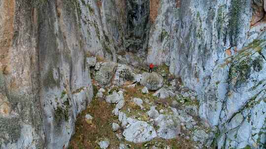 在岩石峡谷徒步旅行