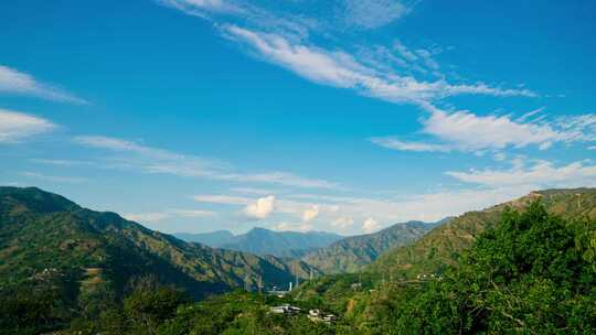 蓝天白云下的青山绿树风景