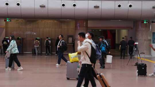 北京西站进站乘车的乘客