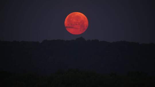 红色的满月