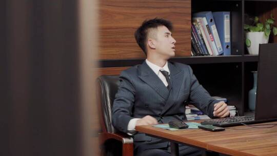 商务男士工作加班女友分手心烦意乱孤独悲伤