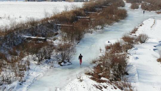 航拍东北冬天雪地行走，滑冰