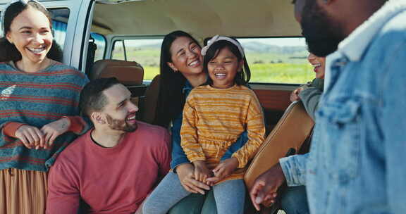 多种族家庭，在公路旅行中交谈和货车，享受