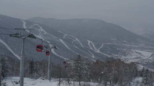 航拍吉林省吉林市北大湖滑雪场的吊厢缆车