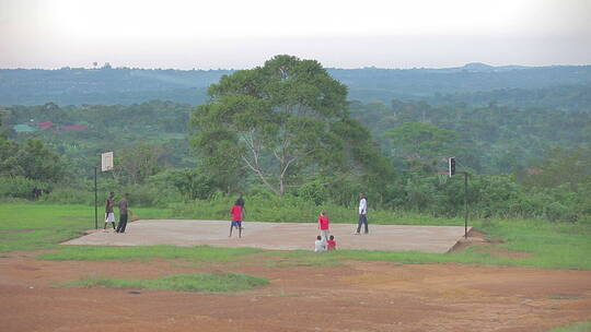 人们在偏远的球场上打球