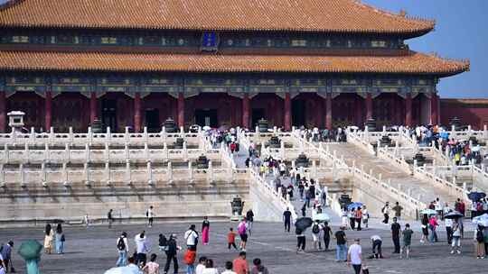 游客游览故宫太和殿广场升格