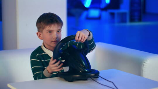 专注的小男孩玩虚拟现实赛车游戏