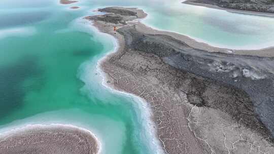 青海海西大柴旦翡翠湖湖水沙滩航拍视频