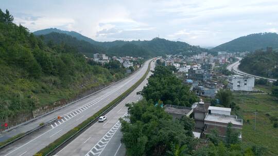 穿过乡镇的两条高速公路