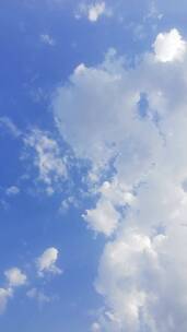 竖屏拍摄的蓝天白云景观