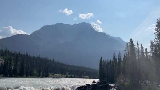 森林山脉瀑布流水景观