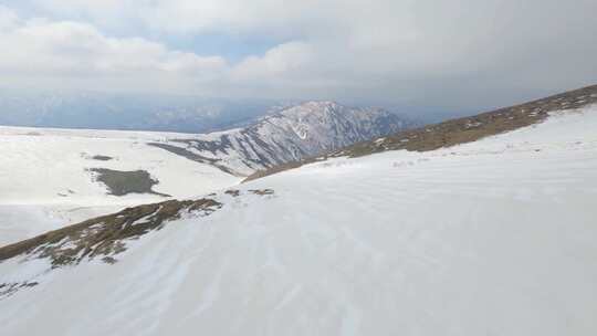 航拍初春雪山融化