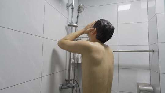 亚洲男士男性在洗澡沐浴淋浴