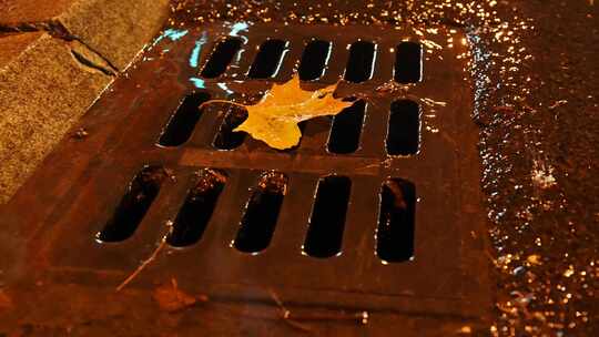 下雨城市下水道排水夜晚城市下雨