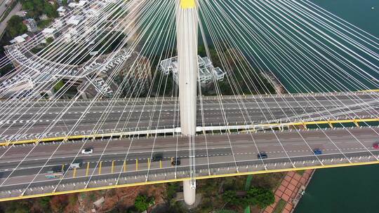 香港繁忙交通钢索大桥