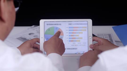 商务办公 多人探讨 看ipad数据分析