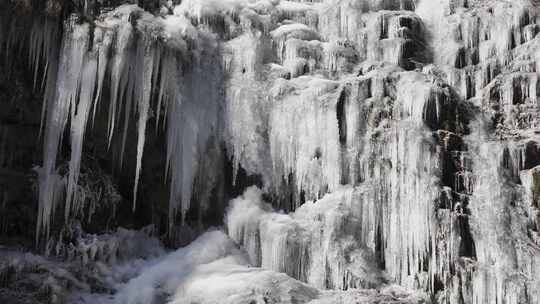 冬季瀑布结冰春天冰雪融化流水