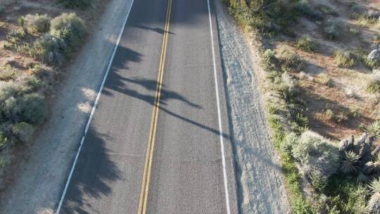 公路荒野汽车单独行驶