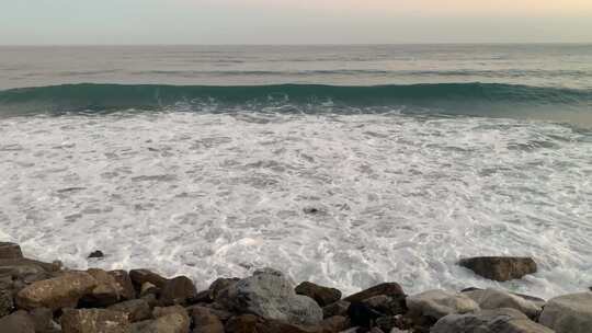 海浪袭击岩石海岸