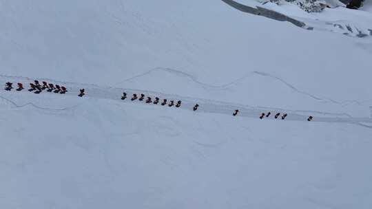 航拍冰川之父慕士塔格峰雪山冰川上的登山队