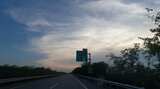 行驶高速公路 驾驶员视角拍摄高速夕阳高清在线视频素材下载