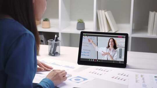 在线视频会议和女同事交流视频素材模板下载