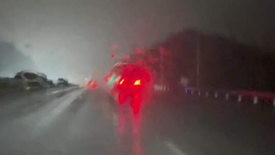 雨夜车窗雨刷道路行车旁边油罐车