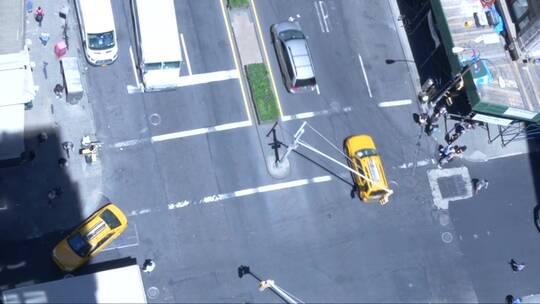 在灿烂的夏日，纽约市从上面的十字路口