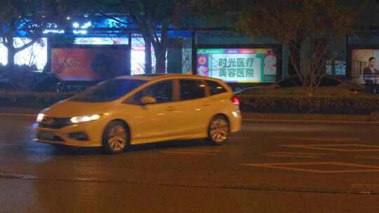 杭州城市夜晚街头汽车车流人流夜景视频素材