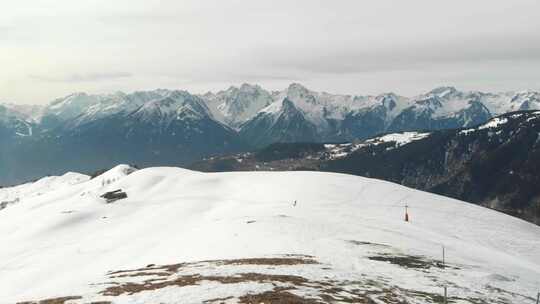 在茫茫大雪的山顶眺望远方山脉视频素材模板下载