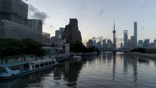 上海外滩日出摇头延时高楼耸立东方明珠